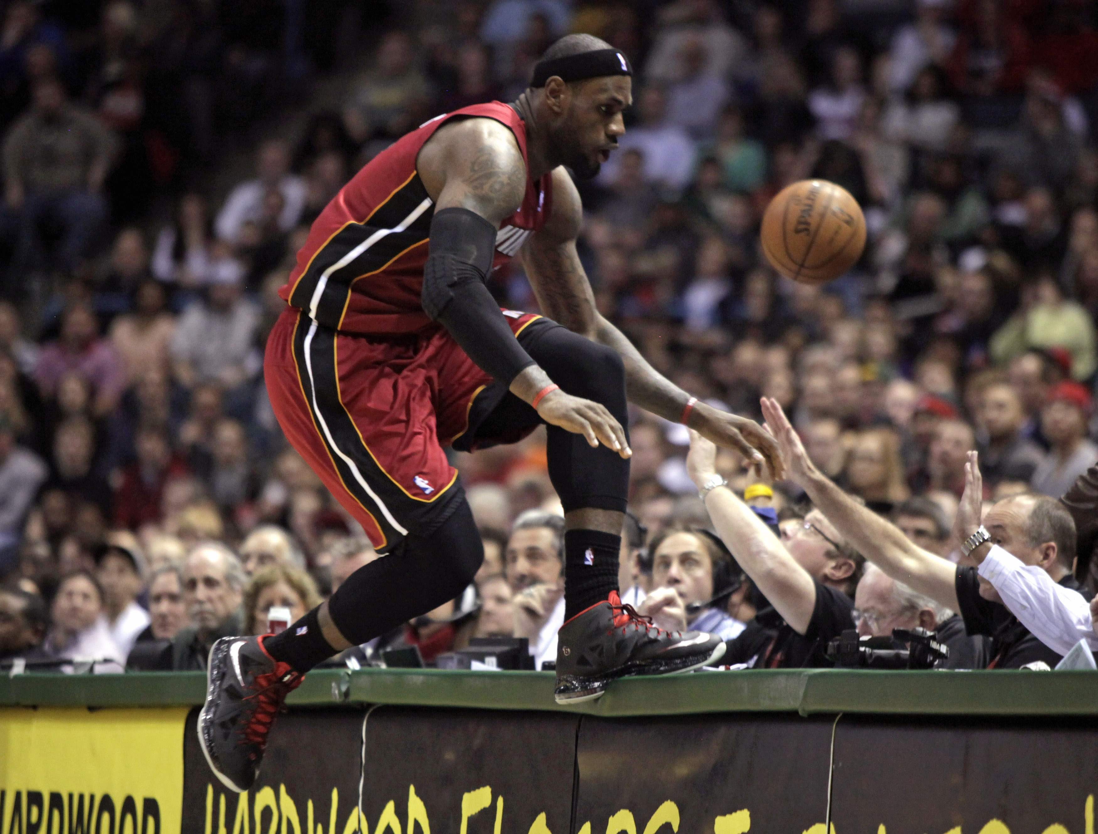 热火血洗雄鹿，萨姆·米切尔爆发神勇的简单介绍