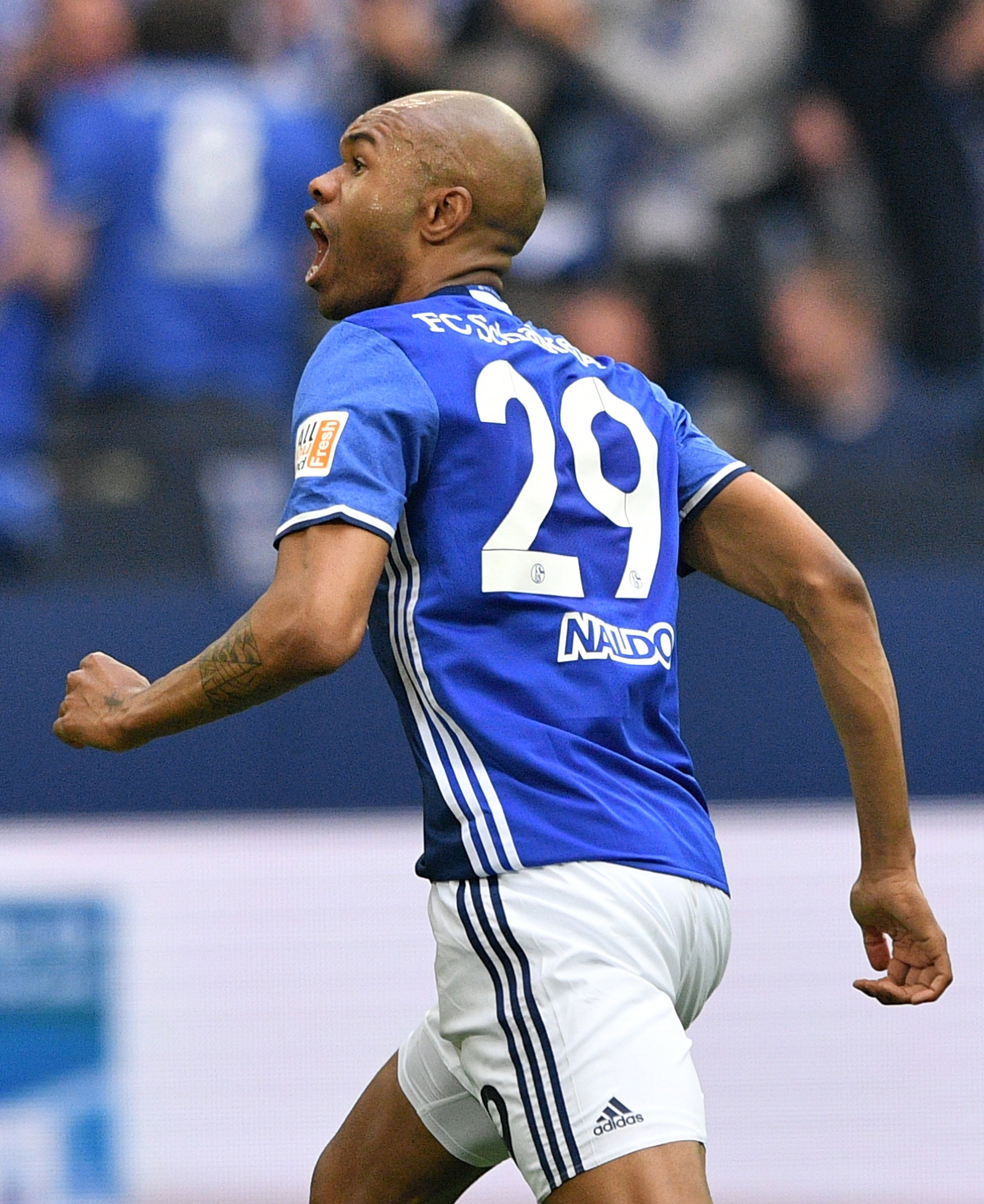 包含沙尔克04球员联手进攻，横扫强敌的词条