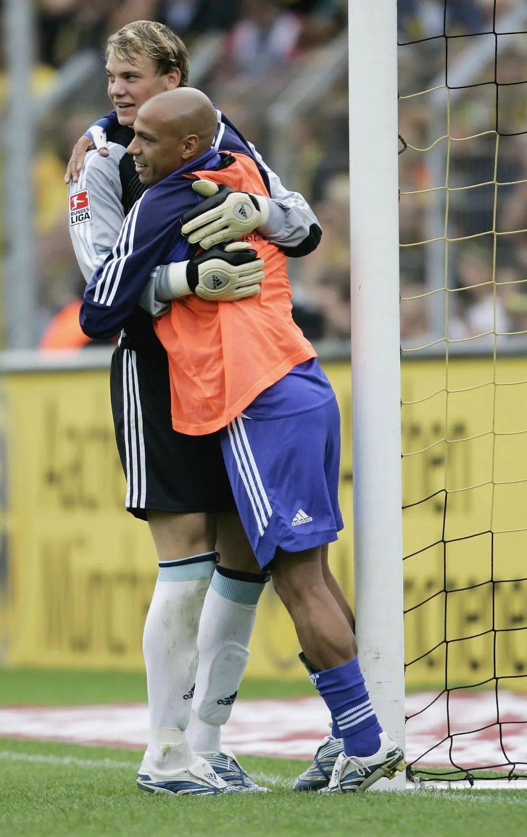 包含沙尔克04球员联手进攻，横扫强敌的词条