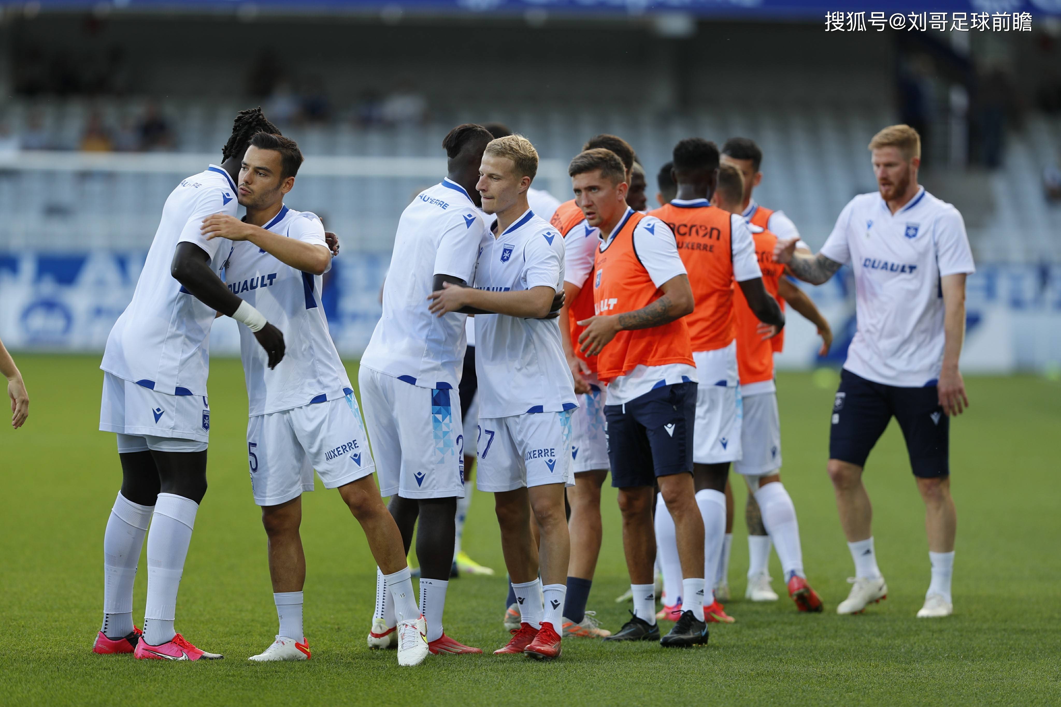 关于卡昂法甲主场庆典吸引大批球迷的信息