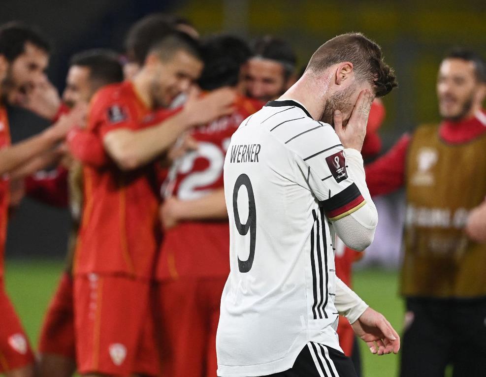 包含波兰击败马其顿，小组出线前景看涨的词条