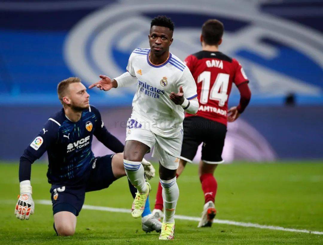 包含瓦伦西亚碾压多特蒙德，本泽马打破历史纪录的词条