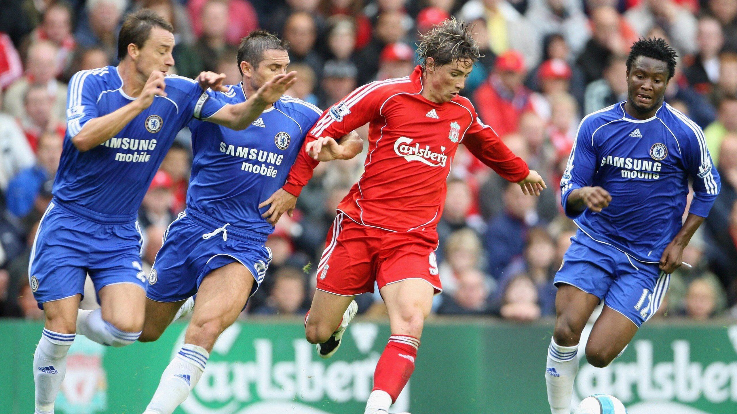 当秘鲁稳稳拿下曼联，三笘薰已在国家德比接管比赛—足球世界的平行宇宙与现实交错